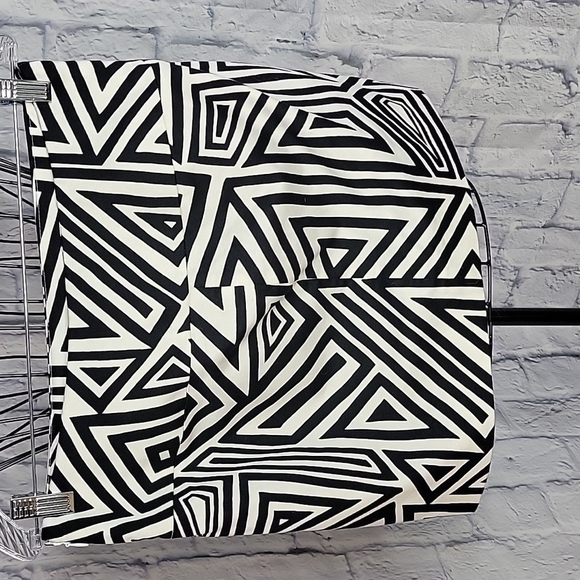 *EXPRESS DESIGN STUDIO Black and White Geometric Mini Skirt Size 6 - Picture 4 of 5